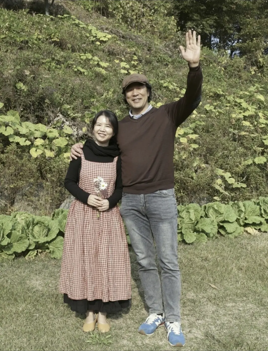 정원에서 함께 선 장대은 목사 부부