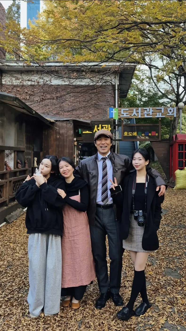 도서관교회 앞에서 함께한 장대은 목사 가족